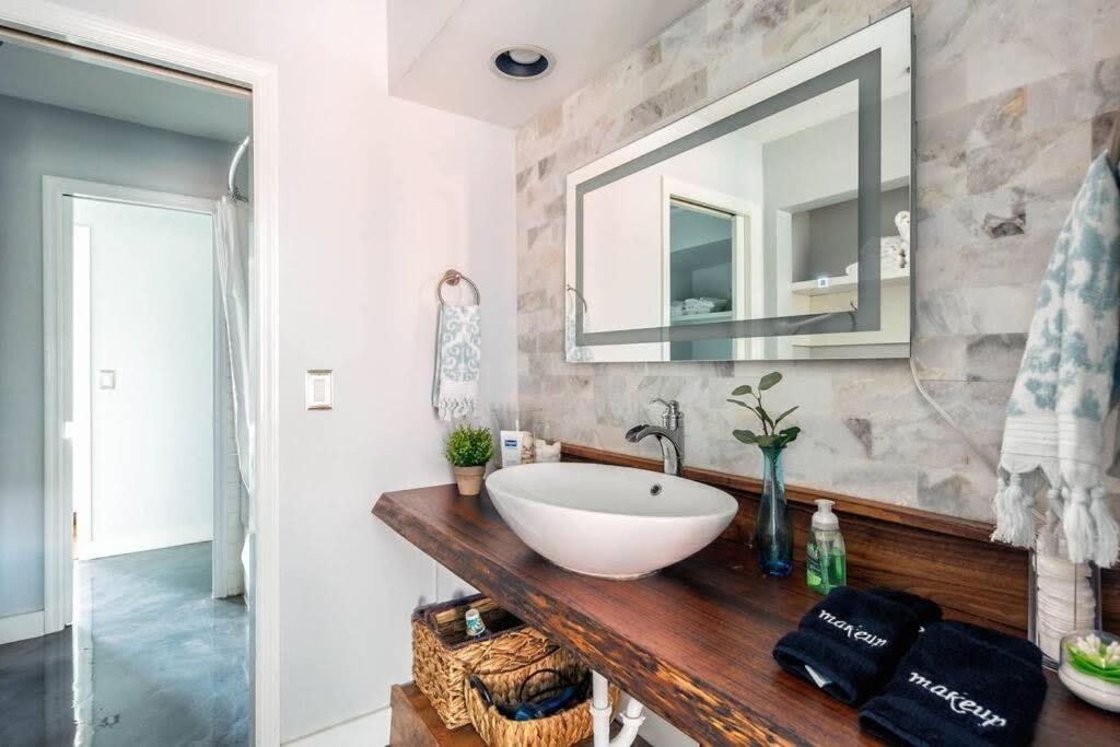 Walk To Broadway Charming Modern Historic Townhome แนชวิลล์ ภายนอก รูปภาพ