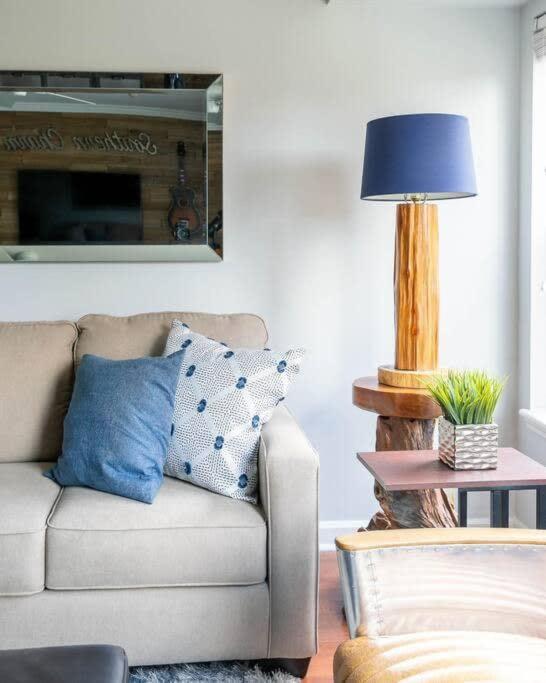Walk To Broadway Charming Modern Historic Townhome แนชวิลล์ ภายนอก รูปภาพ